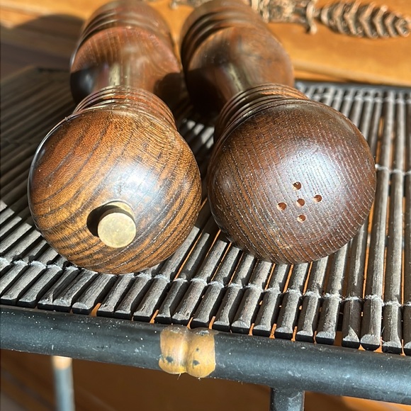 Pair of wood salt shaker and pepper mill, marked Japan - Picture 8 of 9